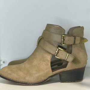 Yoki Boots • Size 9 • Womens Booties • USED • Great Condition • Grayish Beige